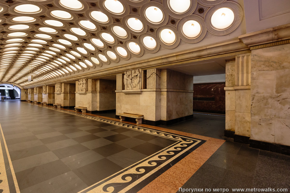 Фотография станции Электрозаводская (Арбатско-Покровская линия, Москва). Вид по диагонали. Фотография станции Электрозаводская (Арбатско-Покровская линия, Москва). Вид по диагонали.