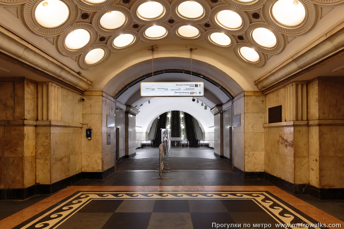 Фотография станции Электрозаводская (Арбатско-Покровская линия, Москва). Выход в город, эскалаторы начинаются прямо с уровня платформы. В восточном торце центрального зала. Фотография станции Электрозаводская (Арбатско-Покровская линия, Москва). Выход в город, эскалаторы начинаются прямо с уровня платформы. В восточном торце центрального зала.