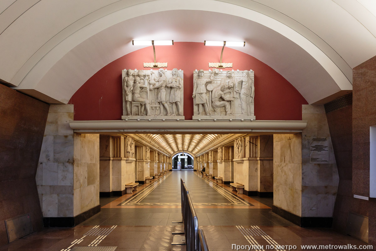 Фотография станции Электрозаводская (Арбатско-Покровская линия, Москва). В простенке над переходом на Большую кольцевую линию в 2024 году установлены ещё два горельефа, 70 лет считавшиеся утраченными. Фотография станции Электрозаводская (Арбатско-Покровская линия, Москва). В простенке над переходом на Большую кольцевую линию в 2024 году установлены ещё два горельефа, 70 лет считавшиеся утраченными.