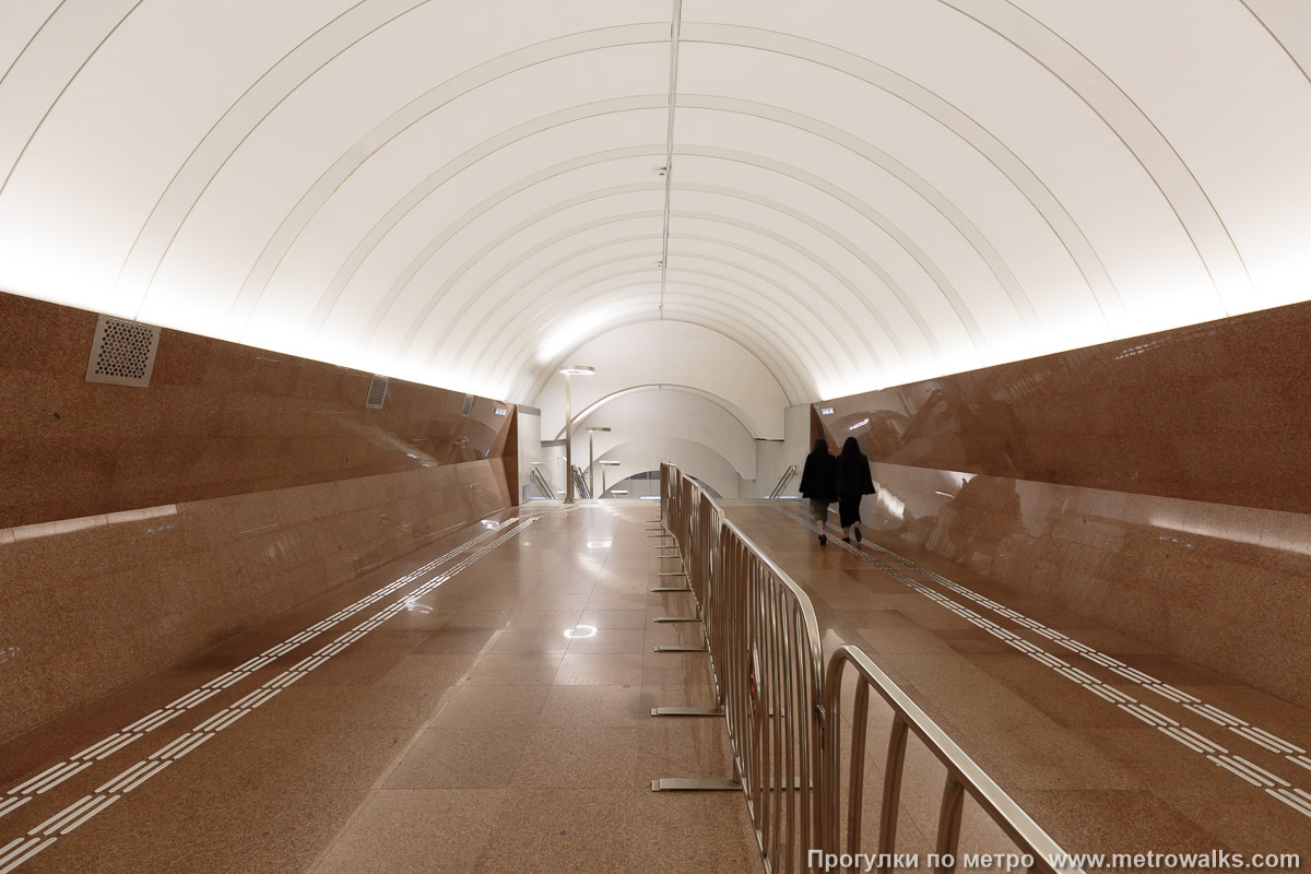 Фотография станции Электрозаводская (Большая кольцевая линия, Москва). В конце перехода между Электрозаводскими — спуск на станцию Арбатско-Покровской линии. Фотография станции Электрозаводская (Большая кольцевая линия, Москва). В конце перехода между Электрозаводскими — спуск на станцию Арбатско-Покровской линии.