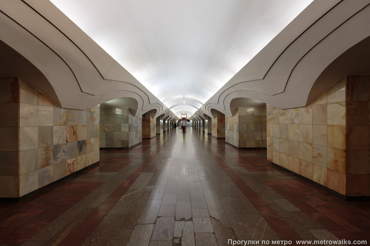 Фотография станции Шоссе Энтузиастов (Калининская линия, Москва). Центральный зал станции, вид вдоль от глухого торца в сторону выхода.