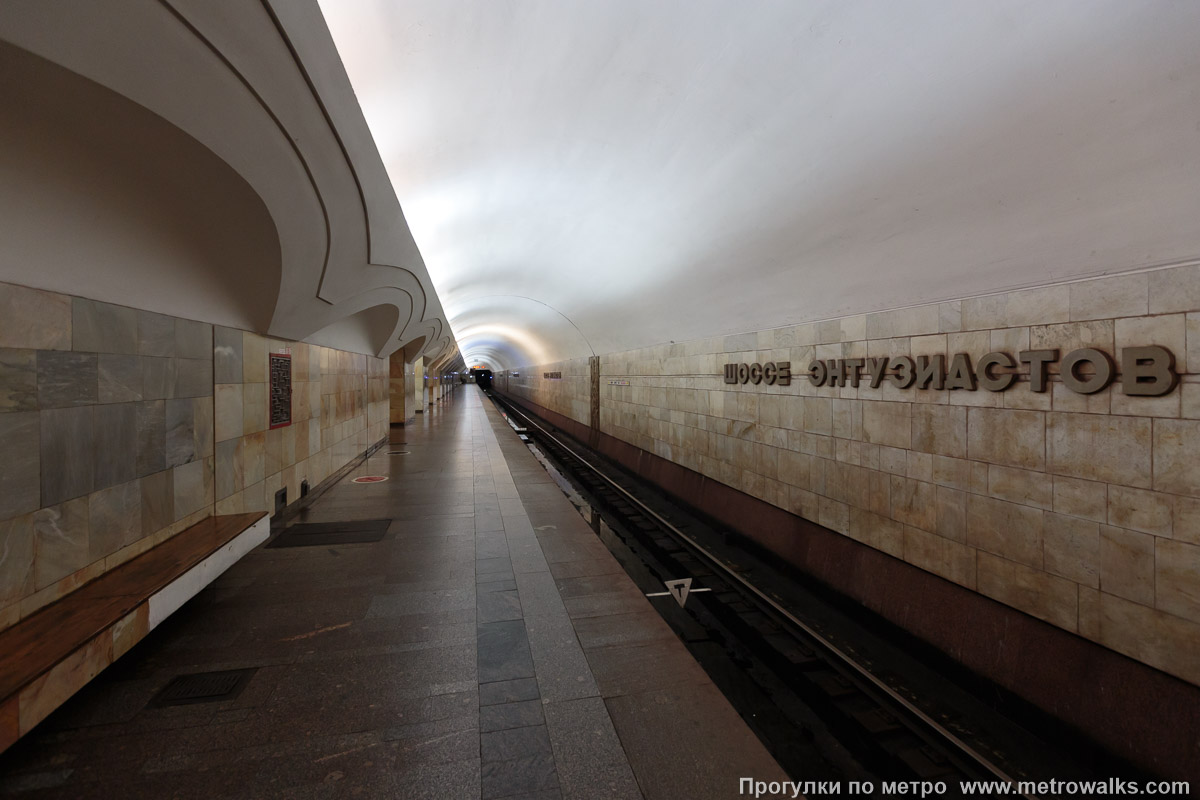 Фотография станции Шоссе Энтузиастов (Калининская линия, Москва). Боковой зал станции и посадочная платформа, общий вид.