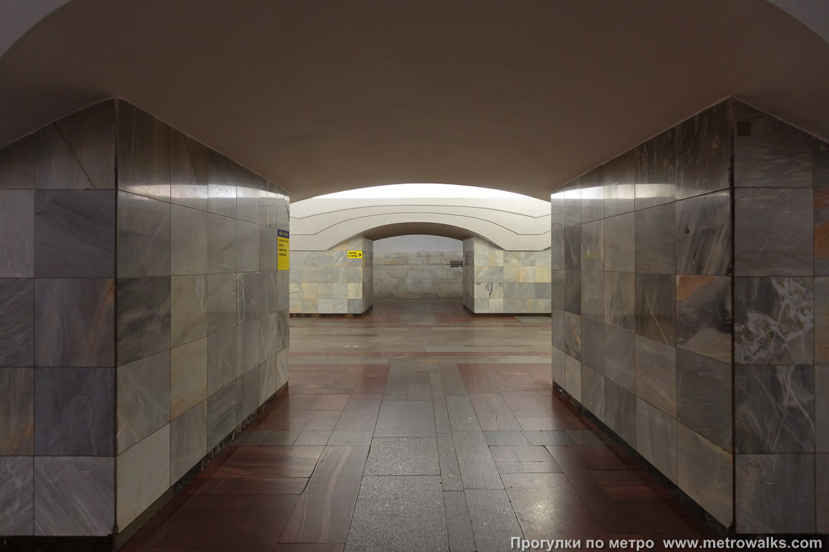 Фотография станции Шоссе Энтузиастов (Калининская линия, Москва). Сквозной вид с края платформы через два прохода между пилонами.