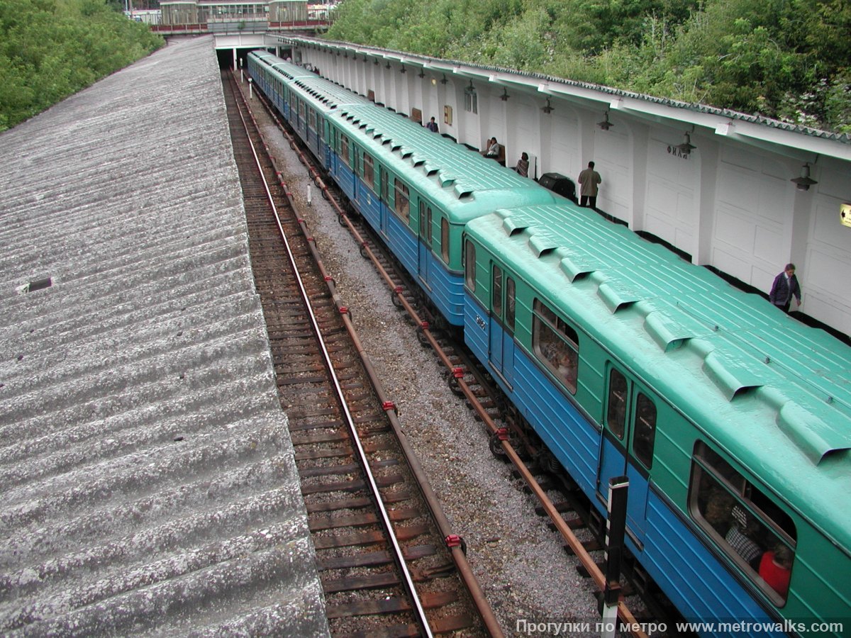 Фотография станции Фили (Филёвская линия, Москва). Вид станции снаружи. Исторический снимок (2002) с поездом из вагонов моделей Е*.