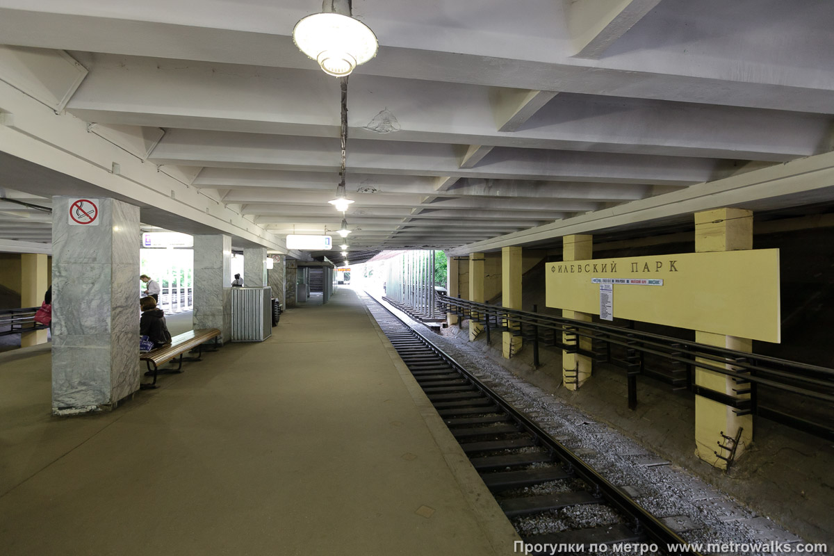 Фотография станции Филёвский парк (Филёвская линия, Москва). Продольный вид вдоль края платформы.