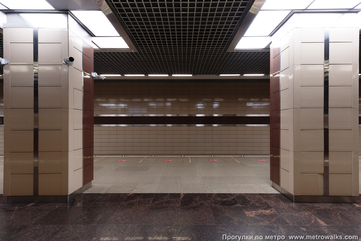 Фотография станции Ховрино (Замоскворецкая линия, Москва). Поперечный вид. Вид с коричневой стороны станции на бежевую.