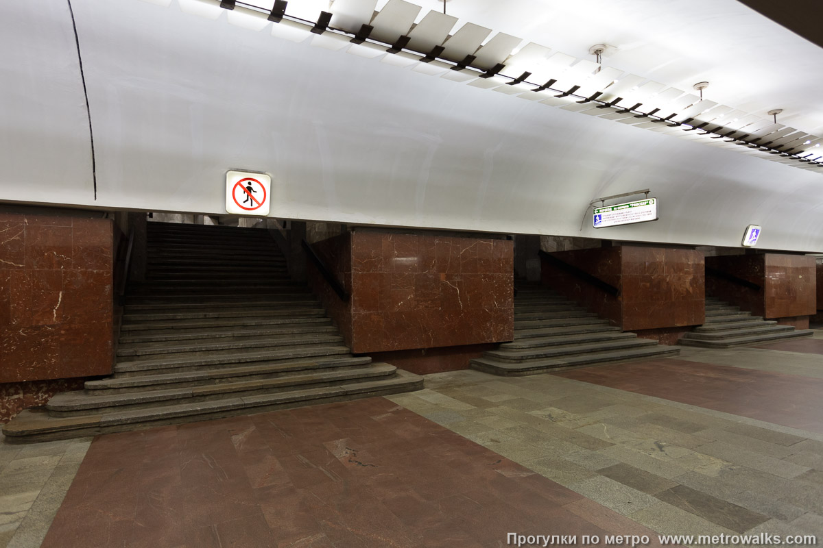 Фотография станции Площадь Ильича (Калининская линия, Москва). Около перехода. В центре зала — переход на станцию Римскую Люблинско-Дмитровской линии.