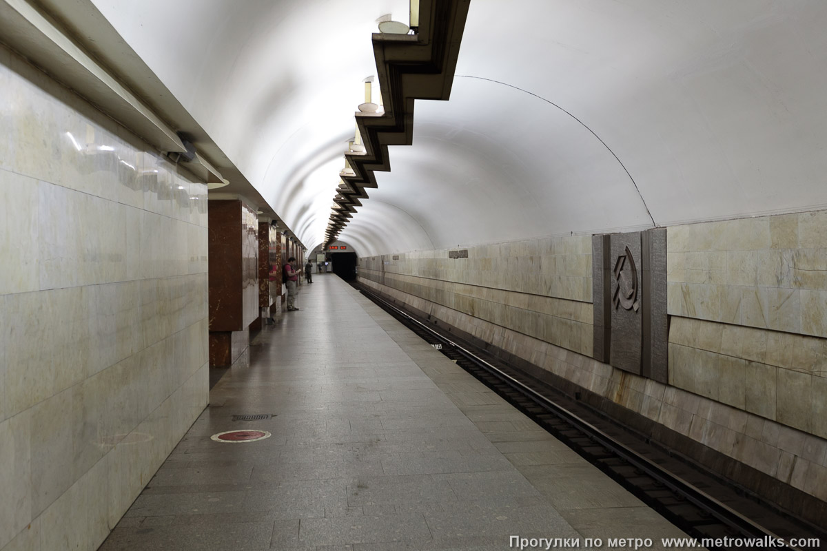 Фотография станции Площадь Ильича (Калининская линия, Москва). Боковой зал станции и посадочная платформа, общий вид. Фотография станции Площадь Ильича (Калининская линия, Москва). Боковой зал станции и посадочная платформа, общий вид.