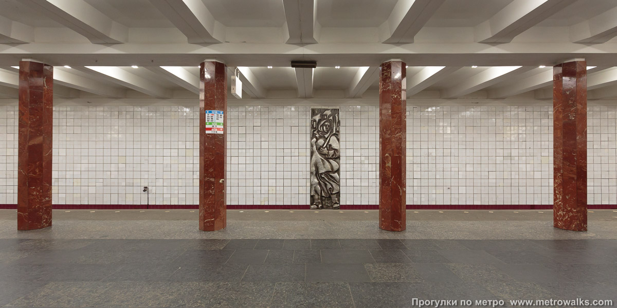 Фотография станции Каховская (Большая кольцевая линия, Москва). Поперечный вид, проходы между колоннами из центрального зала на платформу.