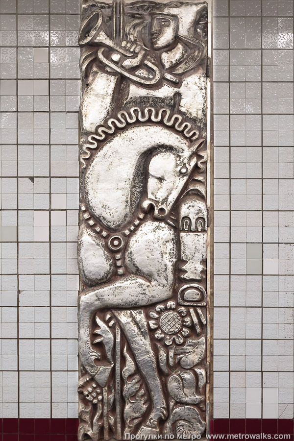 Фотография станции Каховская (Большая кольцевая линия, Москва). Декоративная технологическая дверь в стене. Красноармеец на коне.