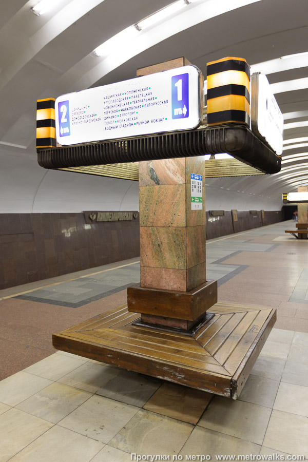 Фотография станции Кантемировская (Замоскворецкая линия, Москва). Скамейки, совмещённые с указателями.