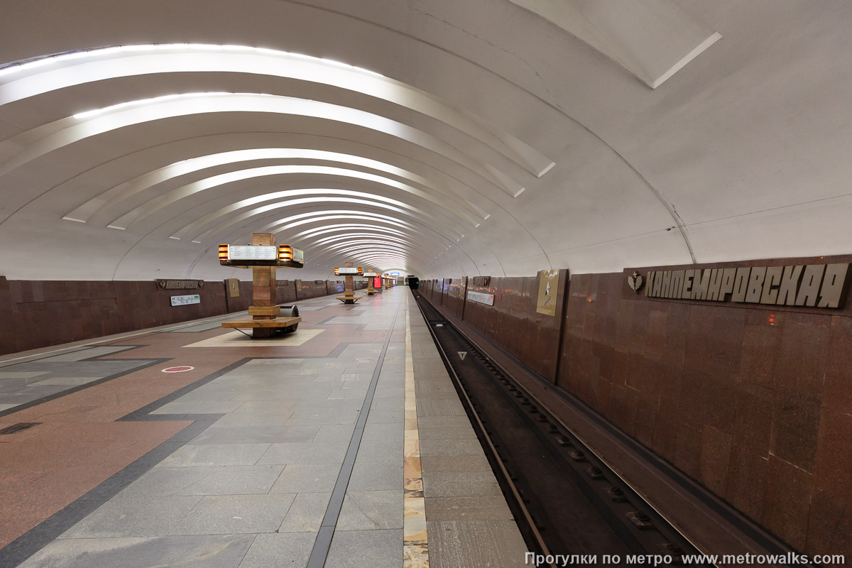 Фотография станции Кантемировская (Замоскворецкая линия, Москва). Край платформы, общий вид. Фотография станции Кантемировская (Замоскворецкая линия, Москва). Край платформы, общий вид.