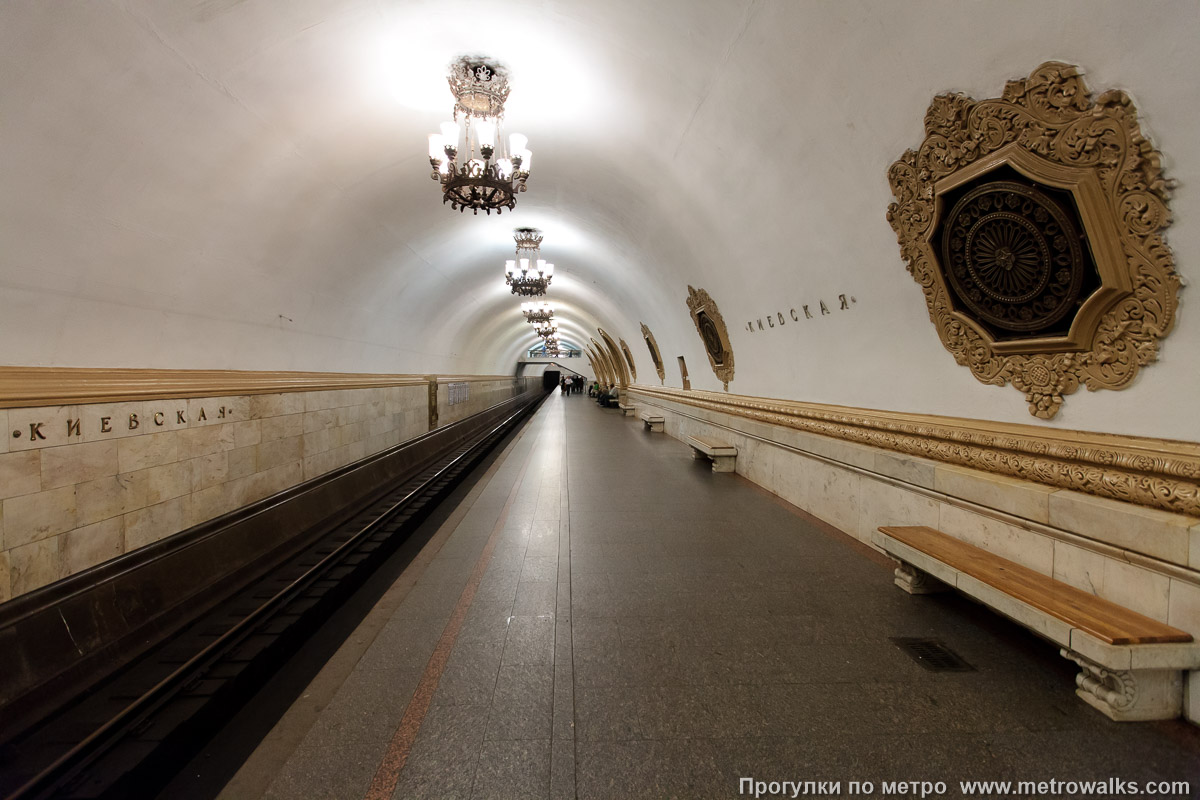 Фотография станции Киевская (Кольцевая линия, Москва). Боковой зал станции и посадочная платформа, общий вид.