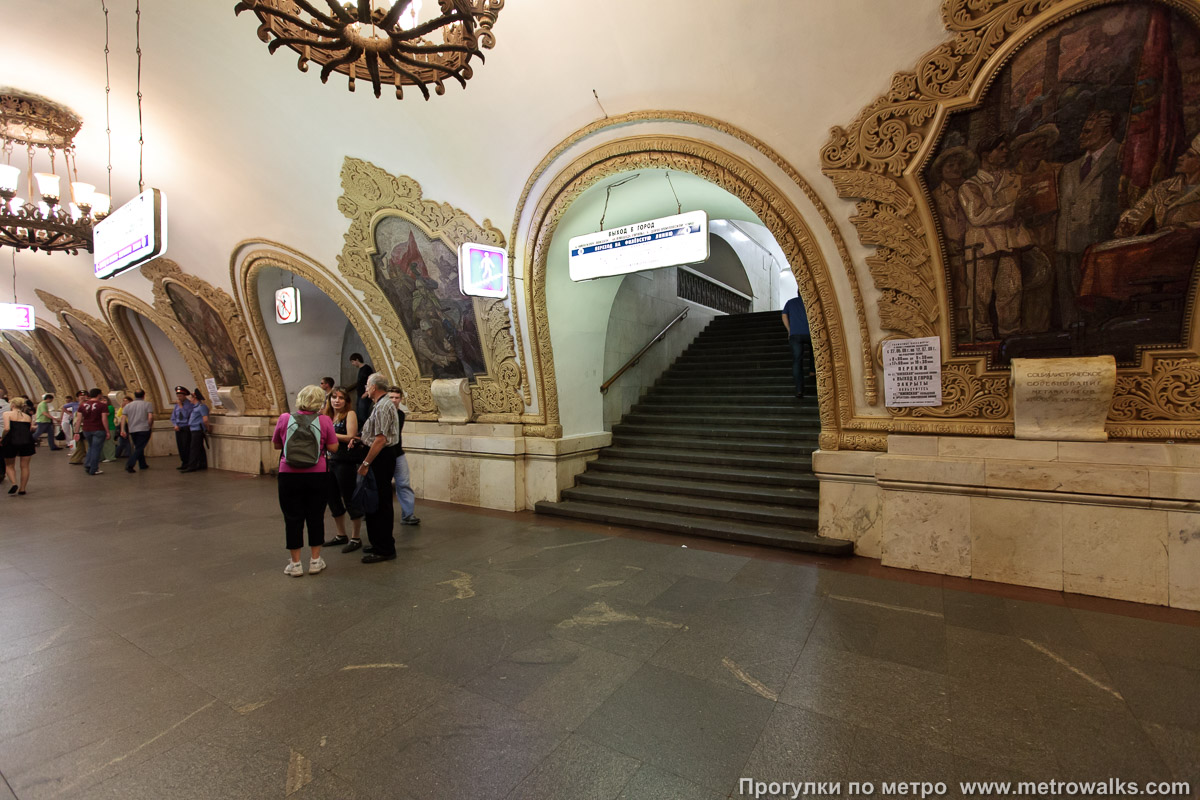 Фотография станции Киевская (Кольцевая линия, Москва). Около перехода. В центре зала — переход на одноимённую станцию Арбатско-Покровской линии.