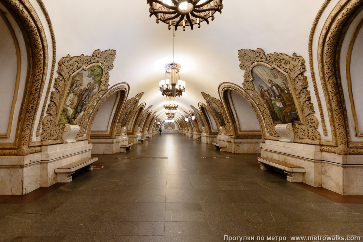 Фотография станции Киевская (Кольцевая линия, Москва). Центральный зал станции, вид вдоль от входа в сторону глухого торца. Фотография станции Киевская (Кольцевая линия, Москва). Центральный зал станции, вид вдоль от входа в сторону глухого торца.