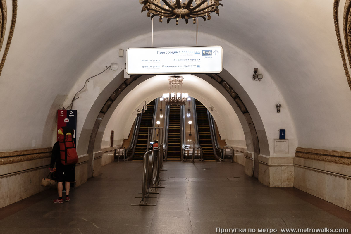 Фотография станции Киевская (Кольцевая линия, Москва). Выход в город, эскалаторы начинаются прямо с уровня платформы. Этот выход (с южной стороны станции) ведёт в западный наземный вестибюль, встроенный в здание Киевского вокзала. Фотография станции Киевская (Кольцевая линия, Москва). Выход в город, эскалаторы начинаются прямо с уровня платформы. Этот выход (с южной стороны станции) ведёт в западный наземный вестибюль, встроенный в здание Киевского вокзала.