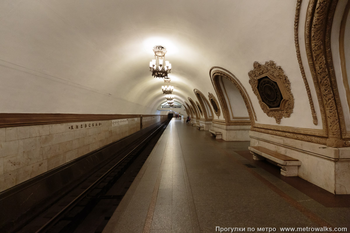 Фотография станции Киевская (Кольцевая линия, Москва). Боковой зал станции и посадочная платформа, общий вид. Фотография станции Киевская (Кольцевая линия, Москва). Боковой зал станции и посадочная платформа, общий вид.
