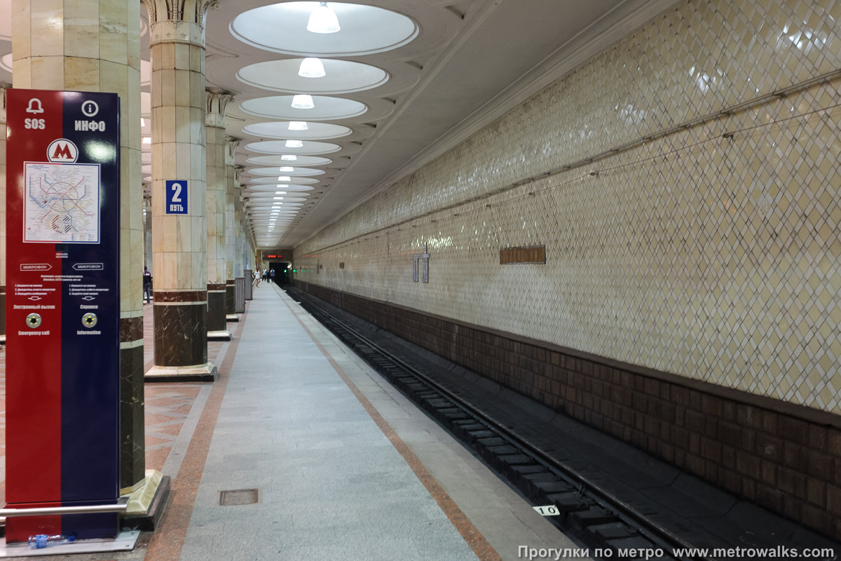 Фотография станции Киевская (Филёвская линия, Москва). Боковой зал станции и посадочная платформа, общий вид.