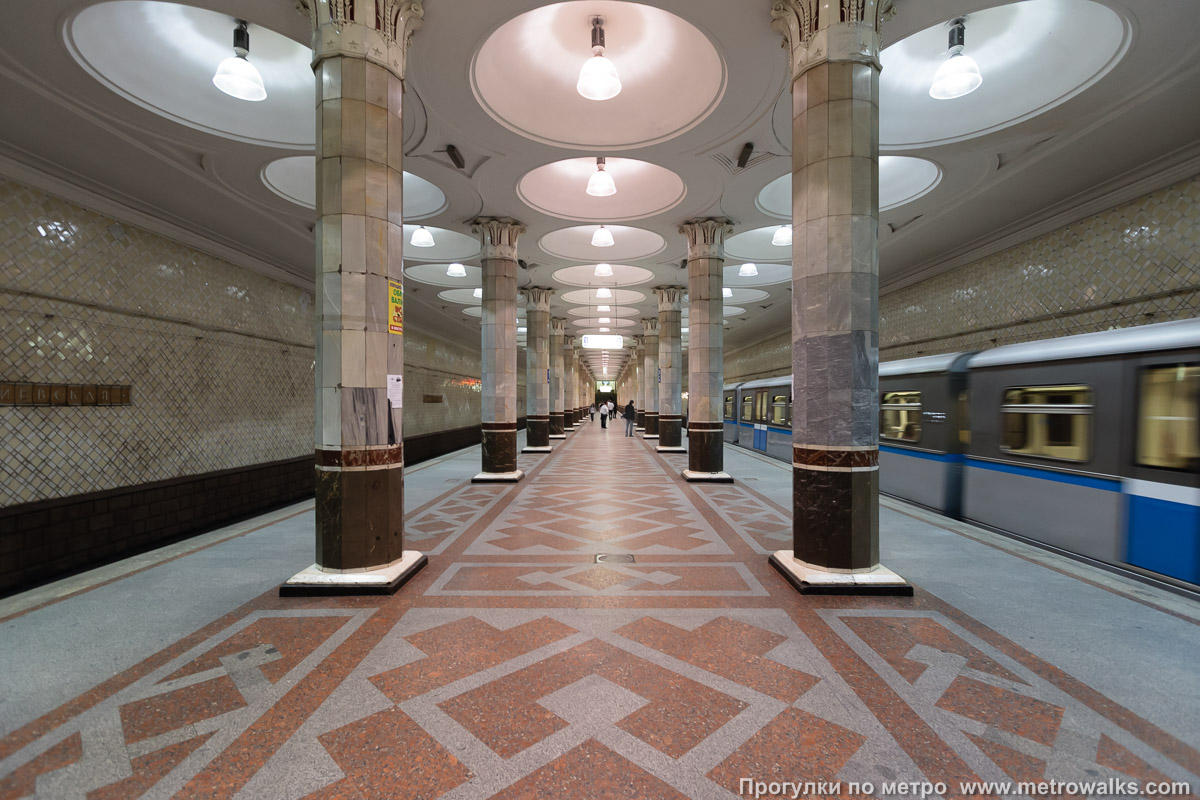 Фотография станции Киевская (Филёвская линия, Москва). Продольный вид центрального зала.