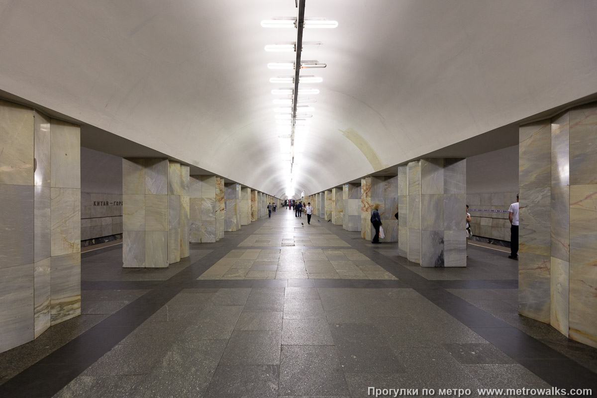 Фотография станции Китай-город (Таганско-Краснопресненская линия, Москва) — второй зал. Продольный вид центрального зала. Восточный зал “гармошка”. Сюда прибывают поезда обеих линий, следующие в северных направлениях.