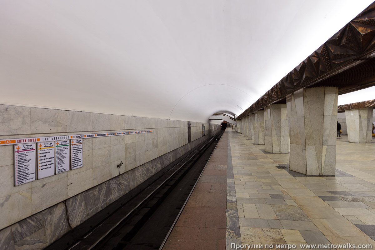 Фотография станции Китай-город (Таганско-Краснопресненская линия, Москва) — первый зал. Боковой зал станции и посадочная платформа, общий вид.