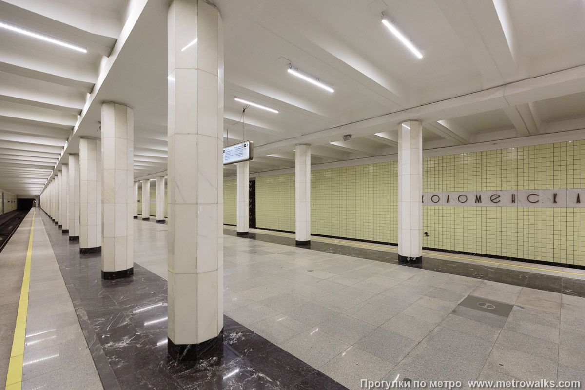 Фотография станции Коломенская (Замоскворецкая линия, Москва). Вид с края платформы по диагонали на противоположную сторону сквозь центральный зал. Фотография станции Коломенская (Замоскворецкая линия, Москва). Вид с края платформы по диагонали на противоположную сторону сквозь центральный зал.