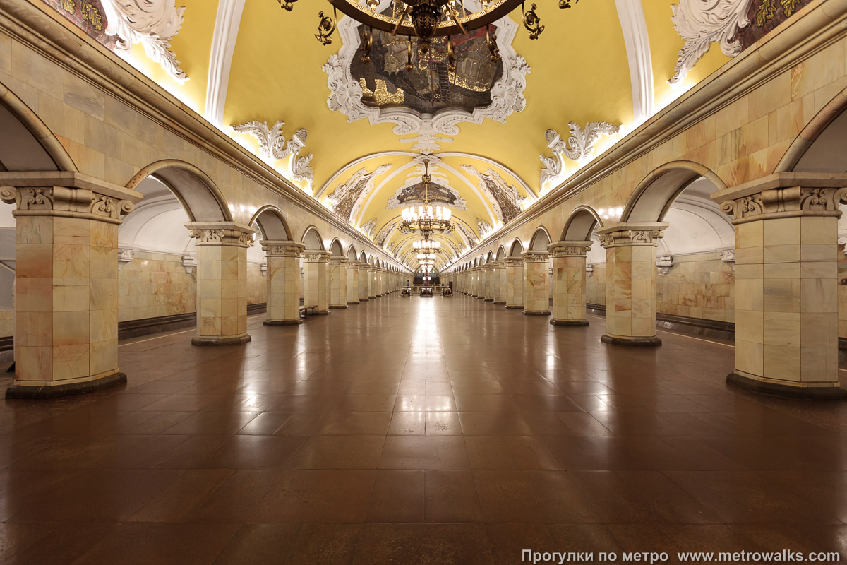 Фотография станции Комсомольская (Кольцевая линия, Москва). Центральный зал станции, вид вдоль от глухого торца в сторону выхода.
