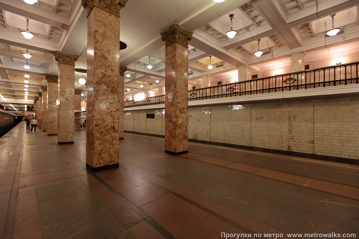 Фотография станции Комсомольская (Сокольническая линия, Москва). Вид с края платформы по диагонали на противоположную сторону сквозь центральный зал.