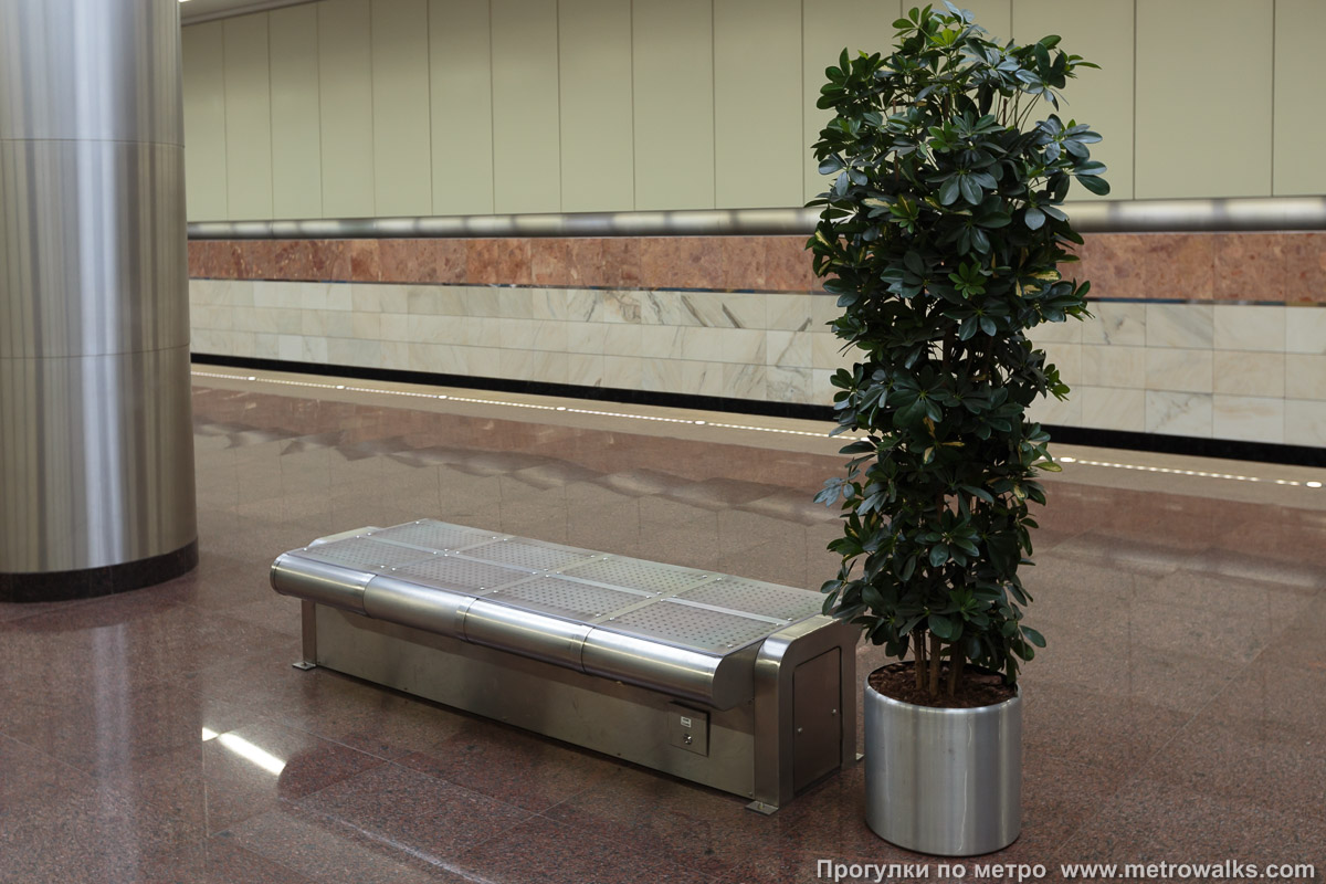 Фотография станции Котельники (Таганско-Краснопресненская линия, Москва). Скамейка. На станции установлены декоративные растения, выглядящие прямо как живые.