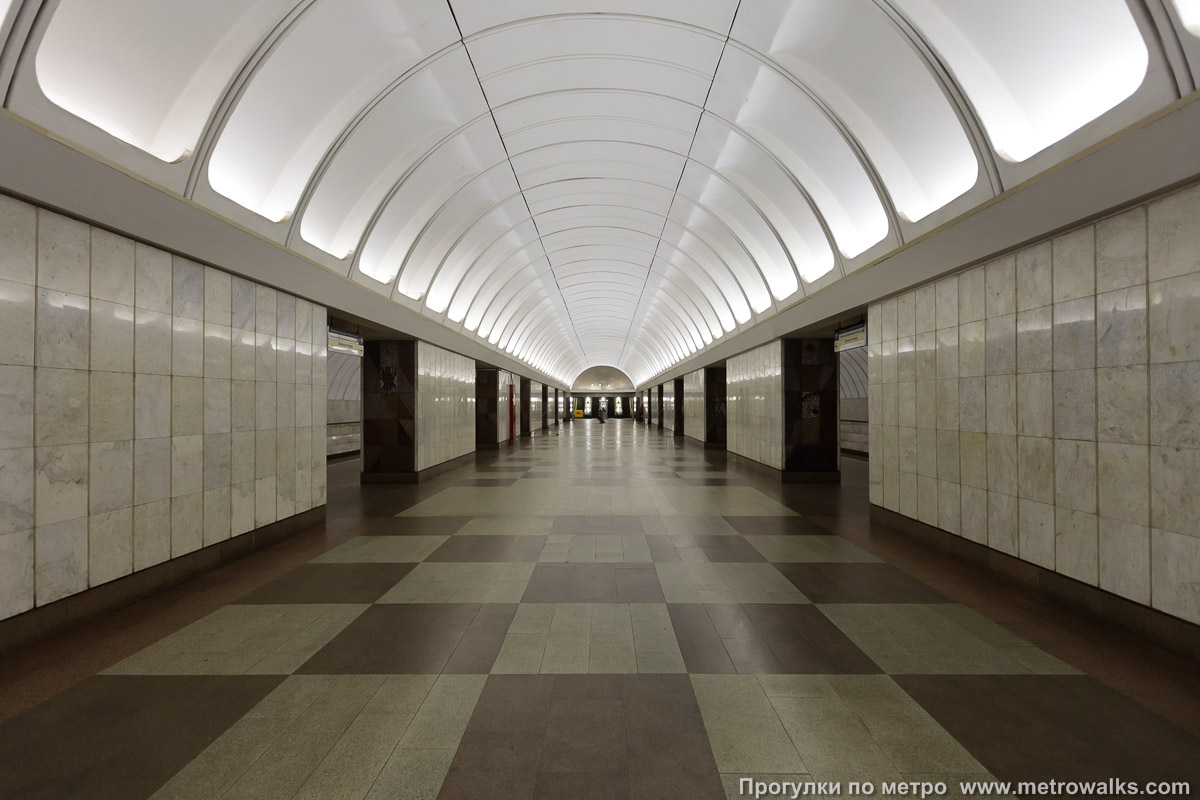 Фотография станции Крестьянская Застава (Люблинско-Дмитровская линия, Москва). Центральный зал станции, вид вдоль от глухого торца в сторону выхода.
