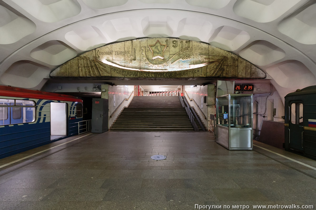 Фотография станции Красногвардейская (Замоскворецкая линия, Москва). Выход в город осуществляется по лестнице. В западном торце станции. Фотография станции Красногвардейская (Замоскворецкая линия, Москва). Выход в город осуществляется по лестнице. В западном торце станции.