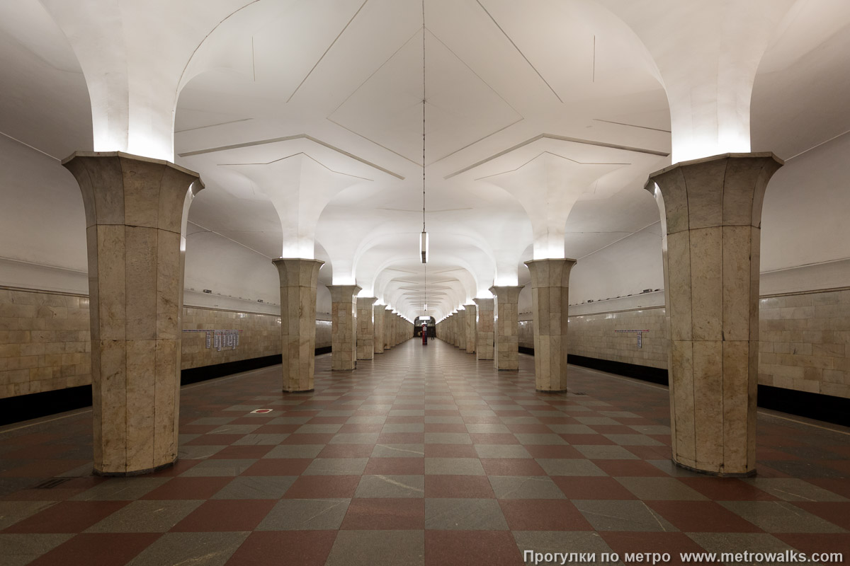 Фотография станции Кропоткинская (Сокольническая линия, Москва). Продольный вид центрального зала. Фотография станции Кропоткинская (Сокольническая линия, Москва). Продольный вид центрального зала.