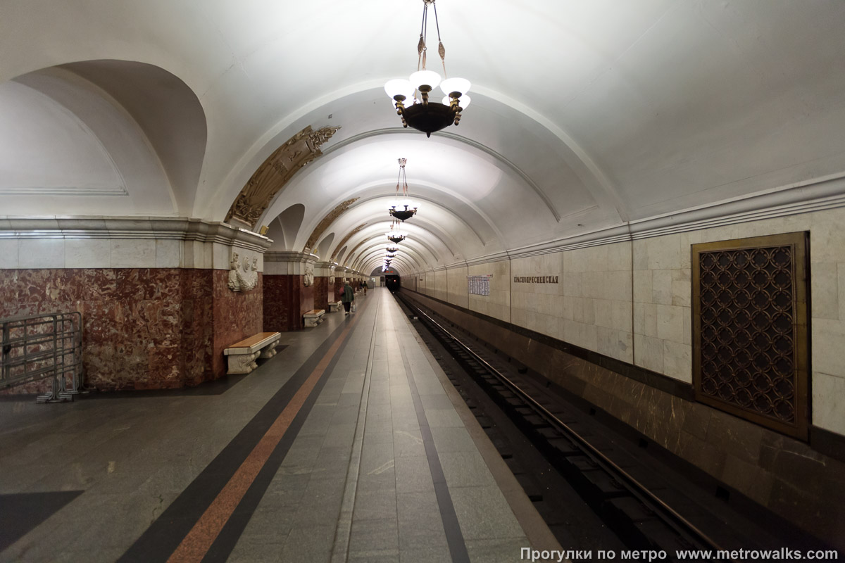 Фотография станции Краснопресненская (Кольцевая линия, Москва). Боковой зал станции и посадочная платформа, общий вид.