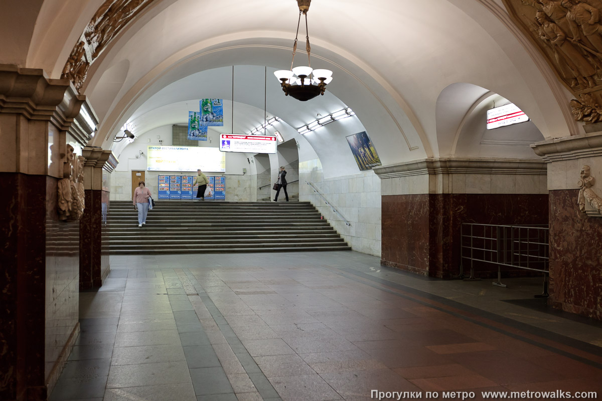 Фотография станции Краснопресненская (Кольцевая линия, Москва). Около перехода. С противоположной стороны от выхода — переход на станцию Баррикадную Таганско-Краснопресненской линии.