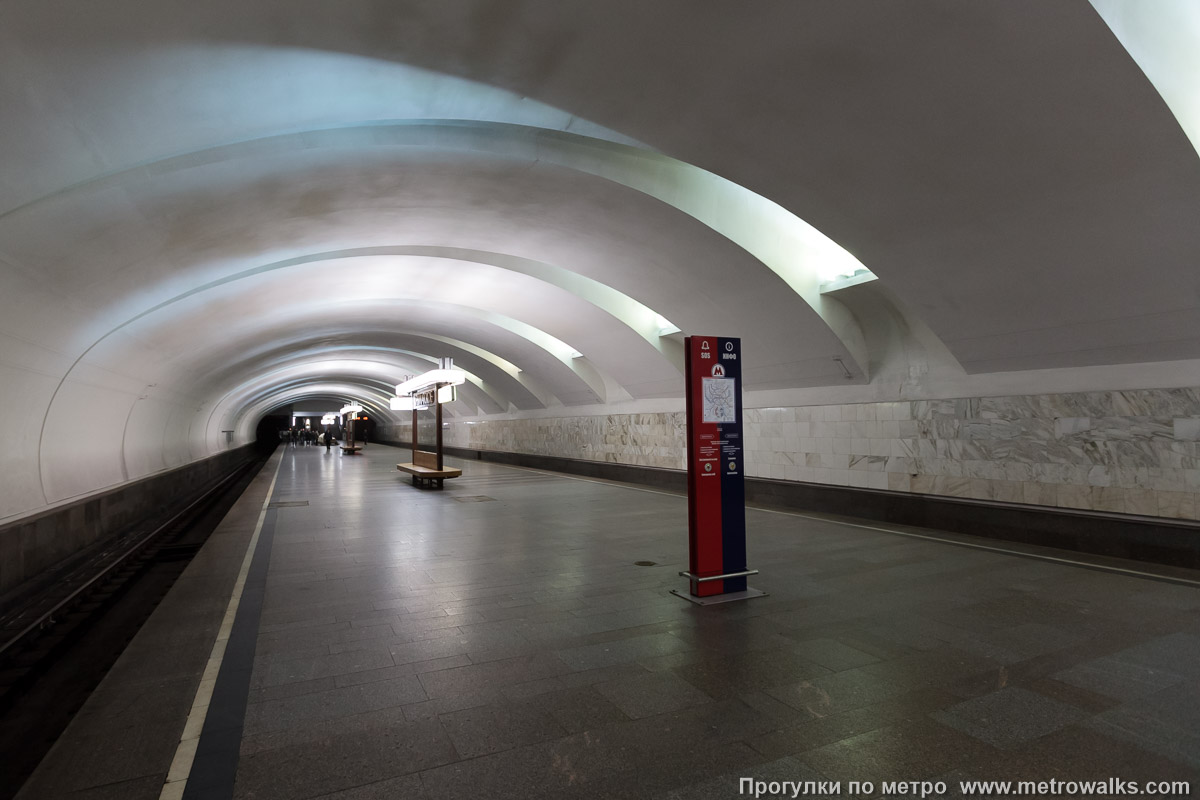 Фотография станции Крылатское (Арбатско-Покровская линия, Москва). Вид по диагонали.