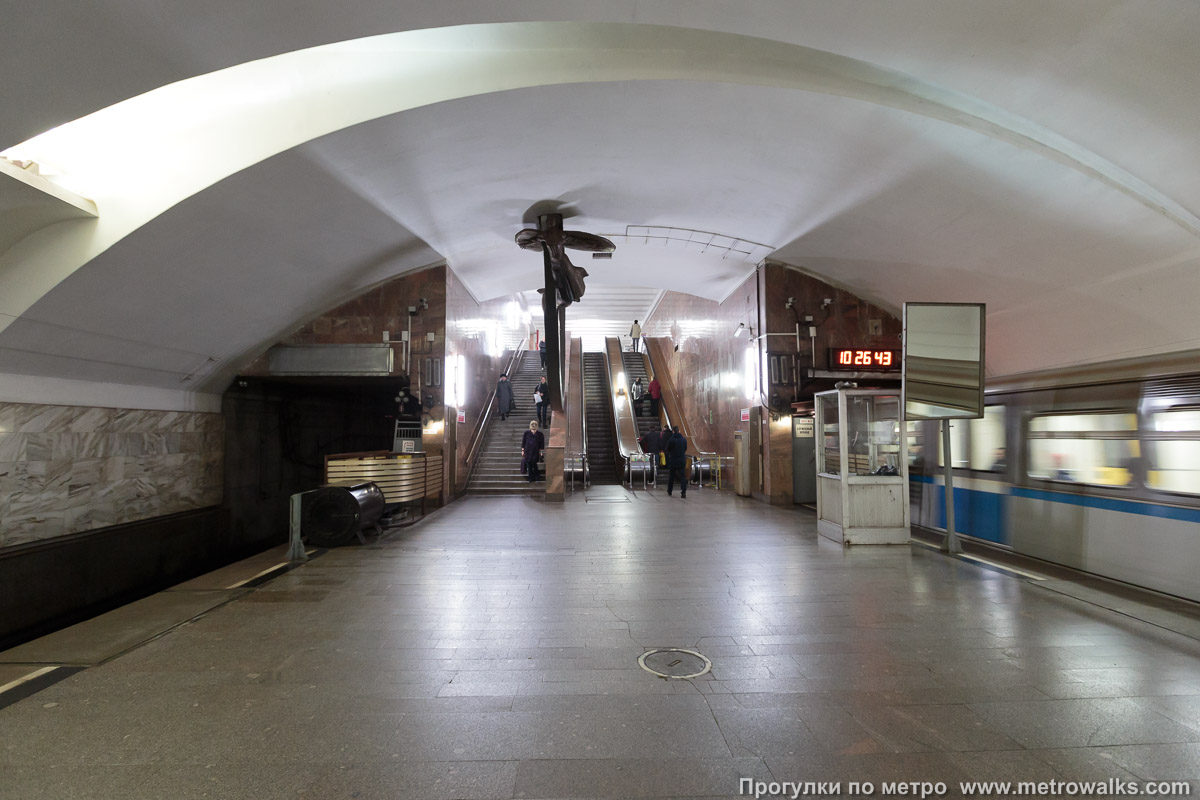 Фотография станции Крылатское (Арбатско-Покровская линия, Москва). Выход в город, эскалаторы начинаются прямо с уровня платформы.