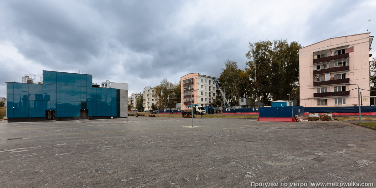 Фотография станции Крымская (Троицкая линия, Москва). Общий вид окрестностей станции. Жилые дома стоят очень близко к станции метро, стройплощадка была даже между ними. Фотография станции Крымская (Троицкая линия, Москва). Общий вид окрестностей станции. Жилые дома стоят очень близко к станции метро, стройплощадка была даже между ними.