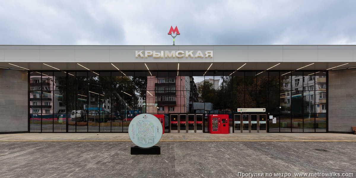 Фотография станции Крымская (Троицкая линия, Москва). Главный фасад здания наземного вестибюля станции. Фотография станции Крымская (Троицкая линия, Москва). Главный фасад здания наземного вестибюля станции.