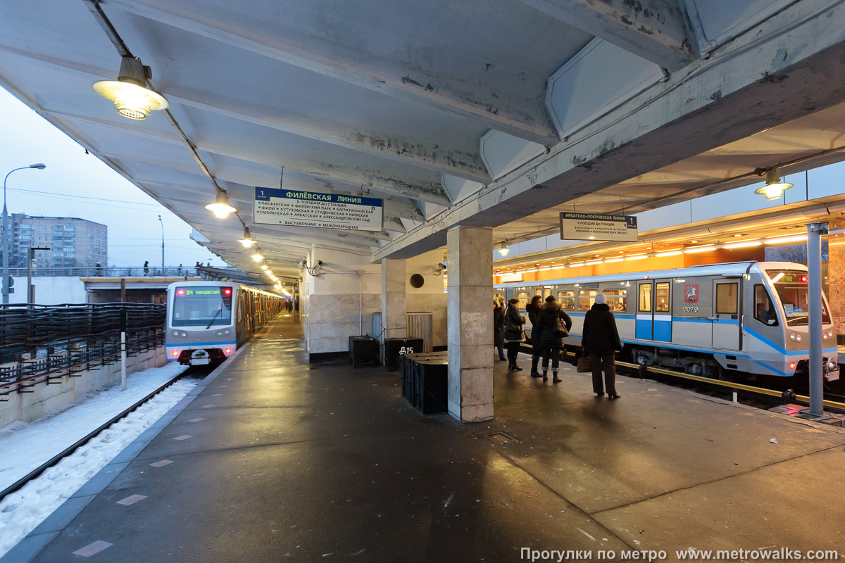 Фотография станции Кунцевская (Арбатско-Покровская линия, Москва). Продольный вид вдоль края платформы. Слева — путь Филёвской линии.