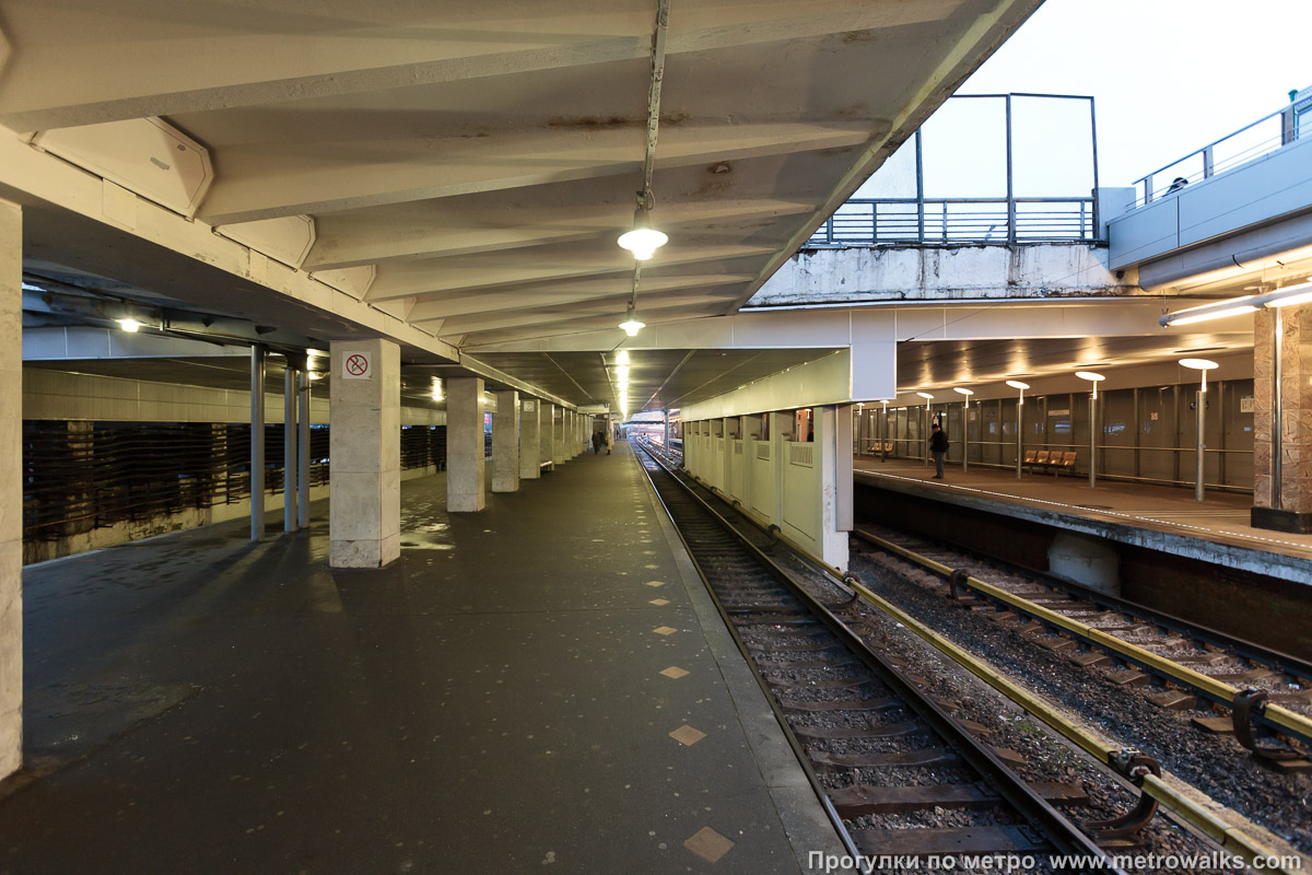 Фотография станции Кунцевская (Арбатско-Покровская линия, Москва). Продольный вид вдоль края платформы. Справа — пути Арбатско-Покровской линии.