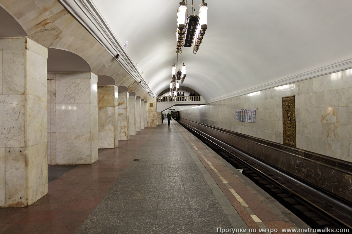 Фотография станции Курская (Кольцевая линия, Москва). Боковой зал станции и посадочная платформа, общий вид.