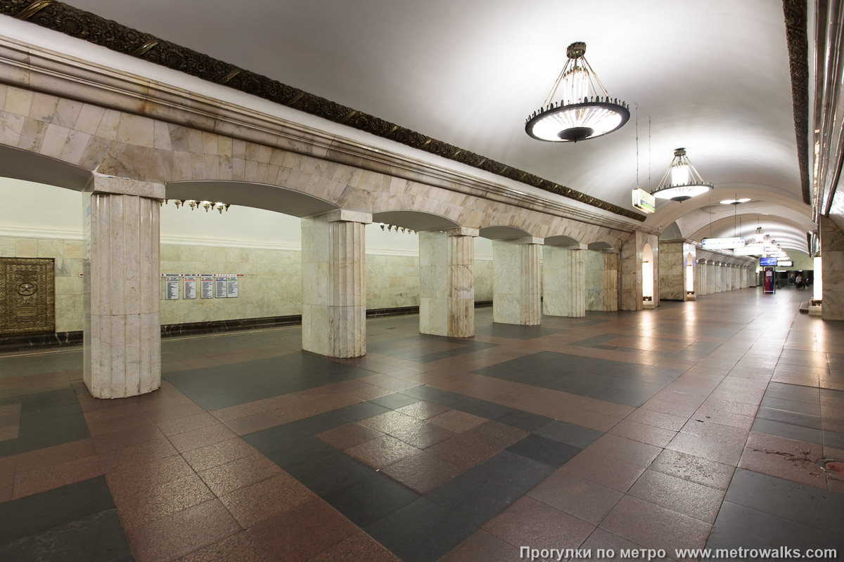 Фотография станции Курская (Кольцевая линия, Москва). Вид по диагонали.