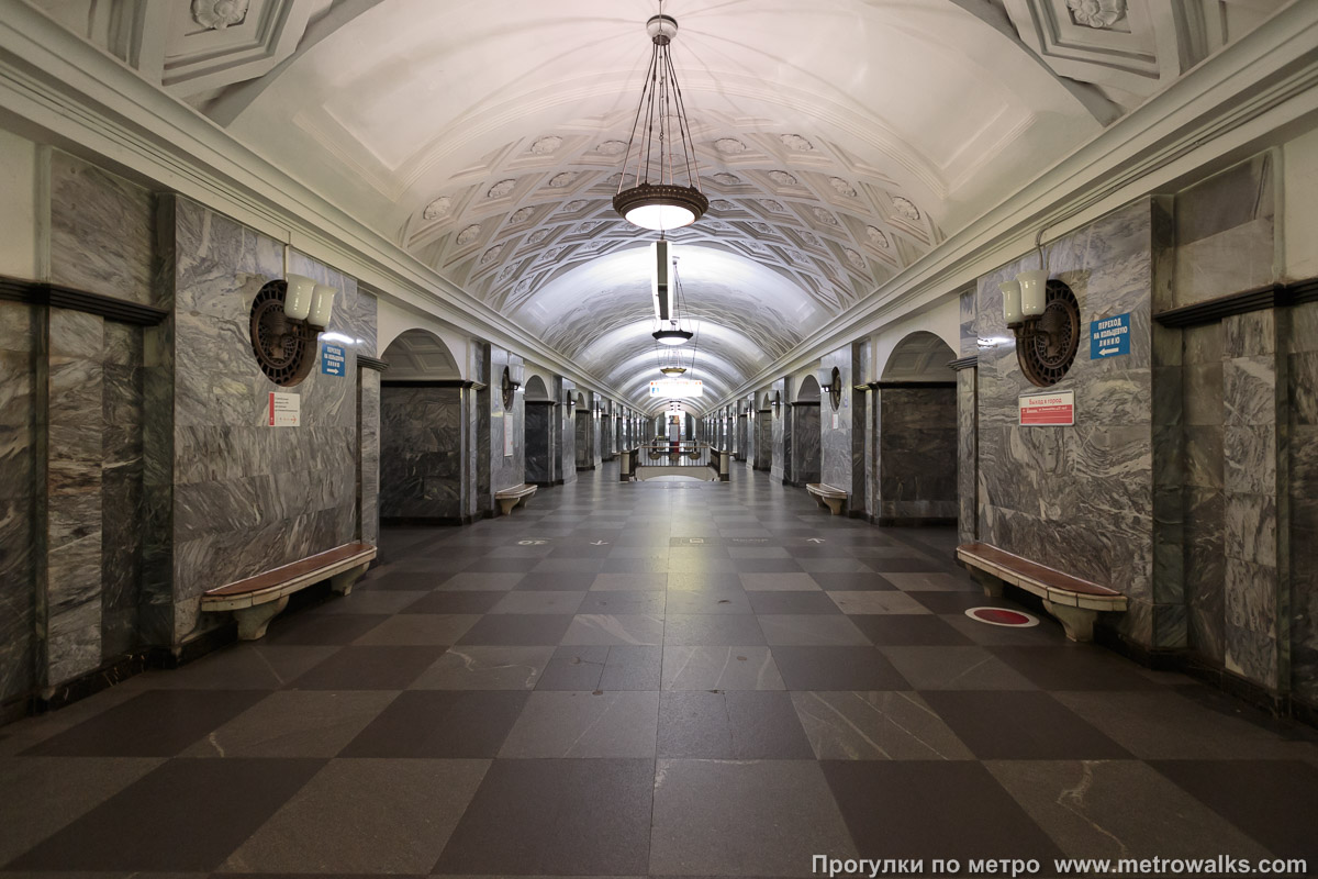 Фотография станции Курская (Арбатско-Покровская линия, Москва). Продольный вид центрального зала.
