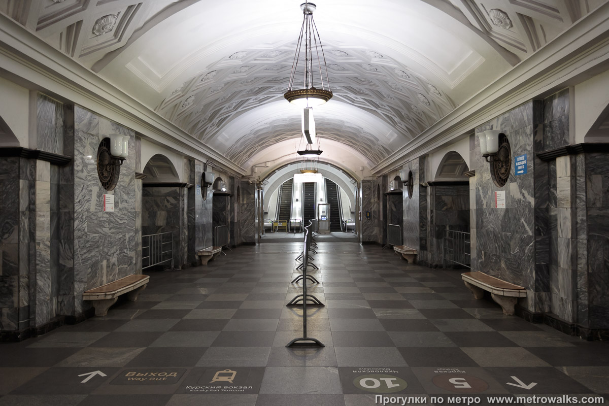 Фотография станции Курская (Арбатско-Покровская линия, Москва). Часть станции около выхода в город.