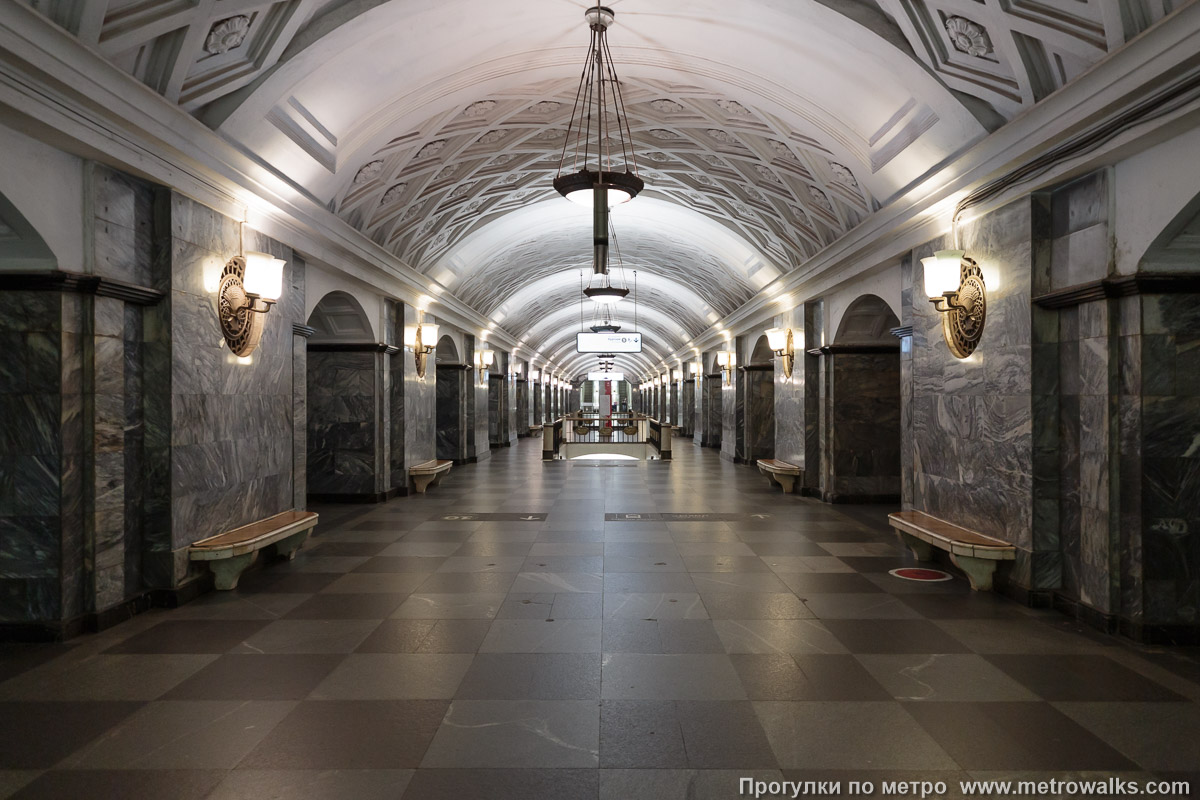 Фотография станции Курская (Арбатско-Покровская линия, Москва). Продольный вид центрального зала.