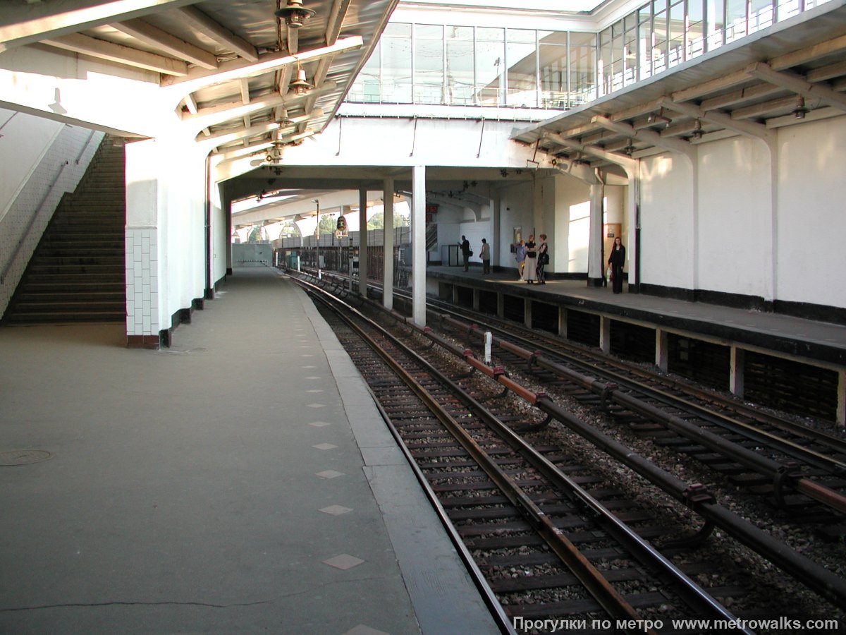 Фотография станции Кутузовская (Филёвская линия, Москва). Часть станции около выхода в город. Южный торец станции. Историческое фото 2002 года.