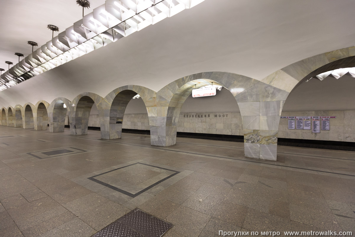 Фотография станции Кузнецкий Мост (Таганско-Краснопресненская линия, Москва). Вид по диагонали.