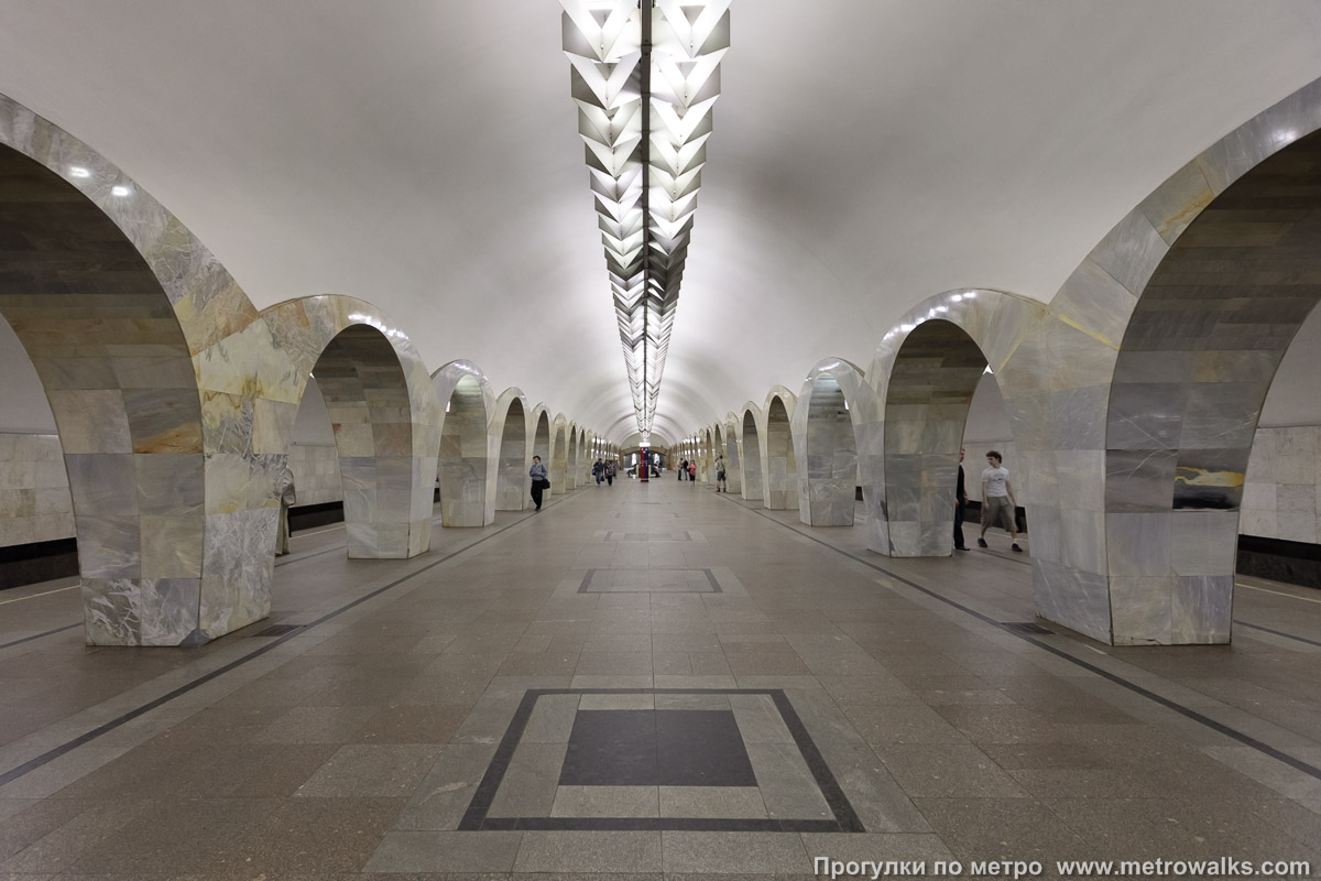 Фотография станции Кузнецкий Мост (Таганско-Краснопресненская линия, Москва). Продольный вид центрального зала.