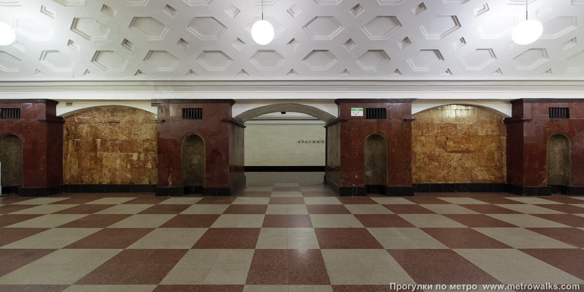 Фотография станции Красные ворота (Сокольническая линия, Москва). Поперечный вид, проходы между пилонами из центрального зала на платформу.