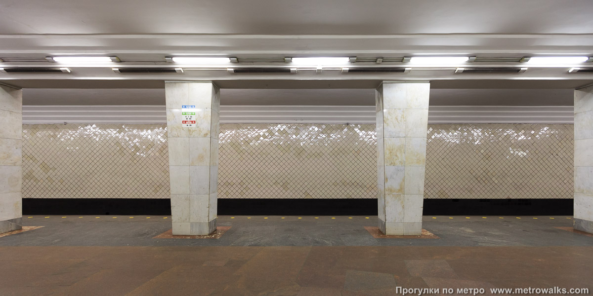 Фотография станции Ленинский проспект (Калужско-Рижская линия, Москва). Поперечный вид, проходы между колоннами из центрального зала на платформу.